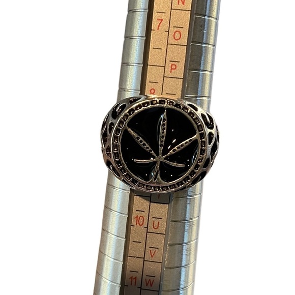 Silver Tone Vintage Style Leaf Decor Unisex Ring - Picture 7 of 8